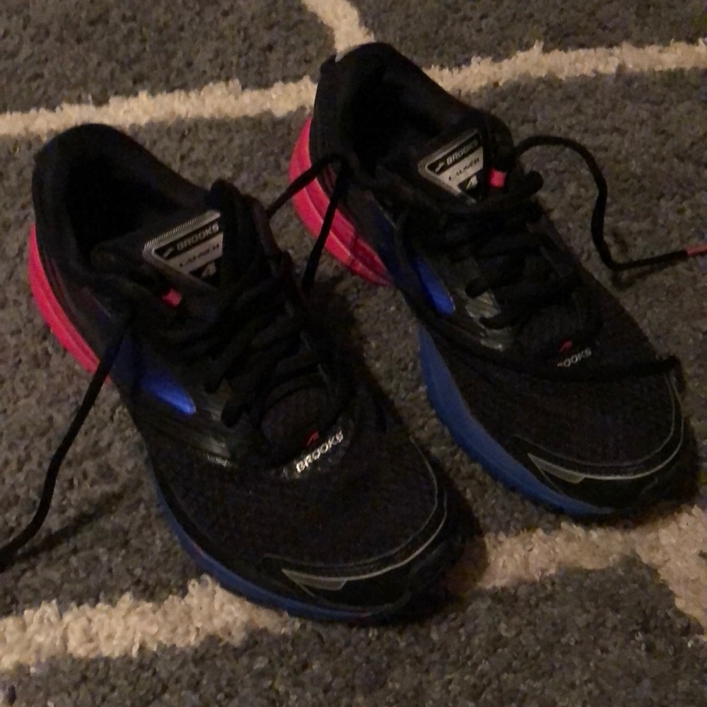 WOMENS BROOKS 8.5 RUNNING SHOES